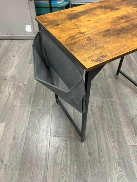 LAMINATE DESK W/POUCH
