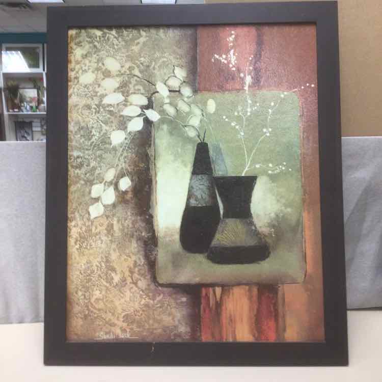 VASE W/WHITE FLORAL ARNG