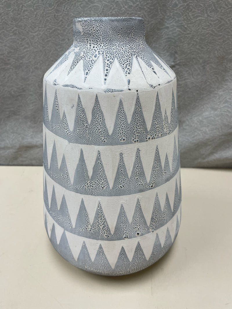 BLUE/WHITE CERAMIC VASE