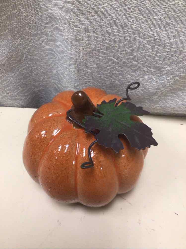 SMALL ORANGE PUMPKING W/WIRE LEAF