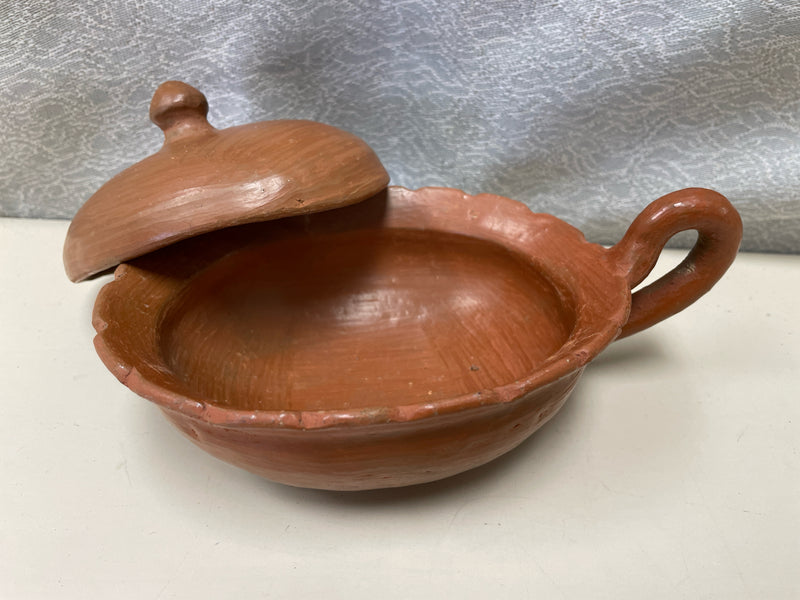 TAN CERAMIC LIDDED DISH W/HANDLE