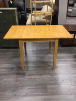 LIGHT BROWN DINING TABLE WITH 2 DROP LEAFS
