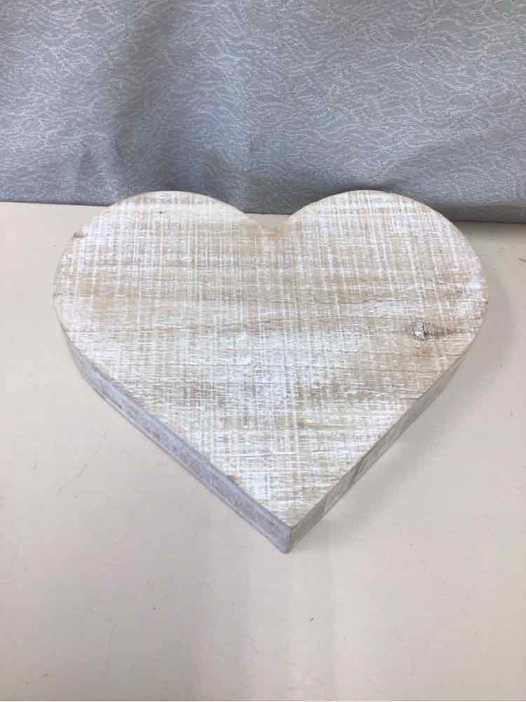 WHITE WOOD HEART