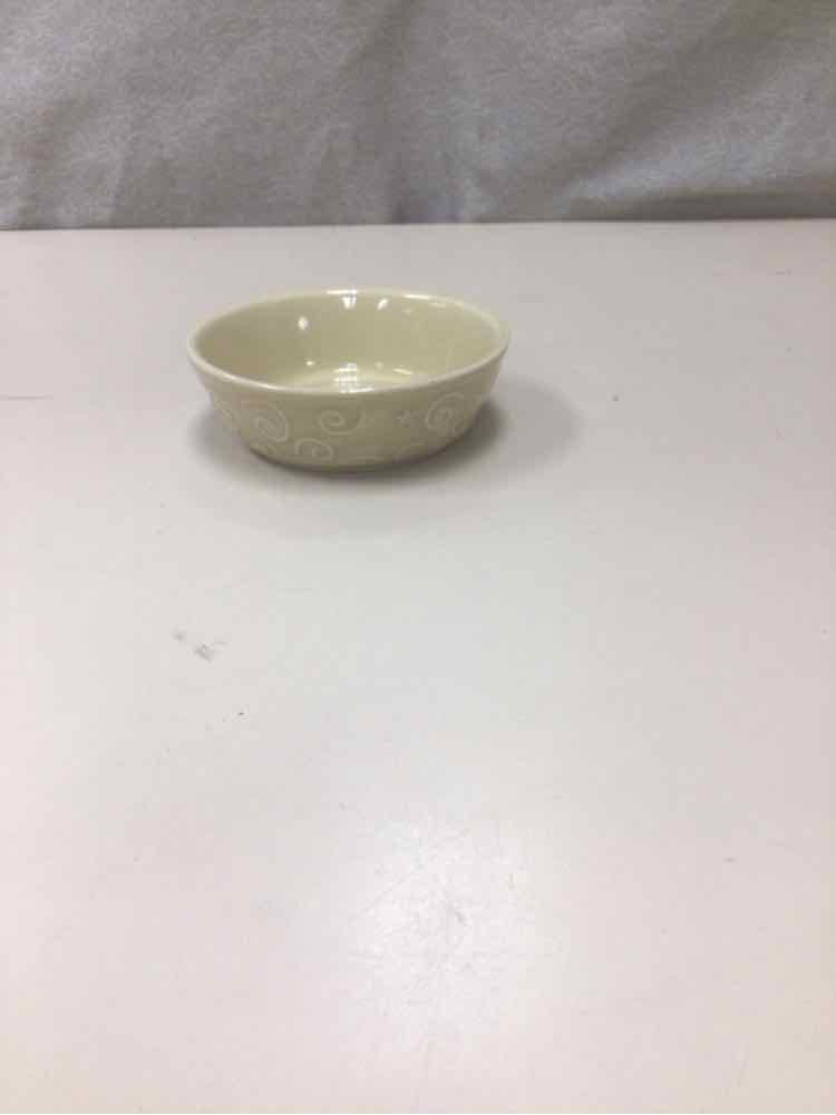 CREAM TABLETOP CANDLE HOLDER