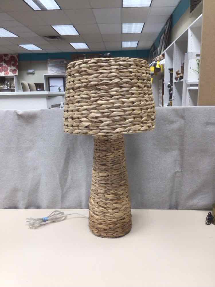 WOVEN SEAGRASS LAMP