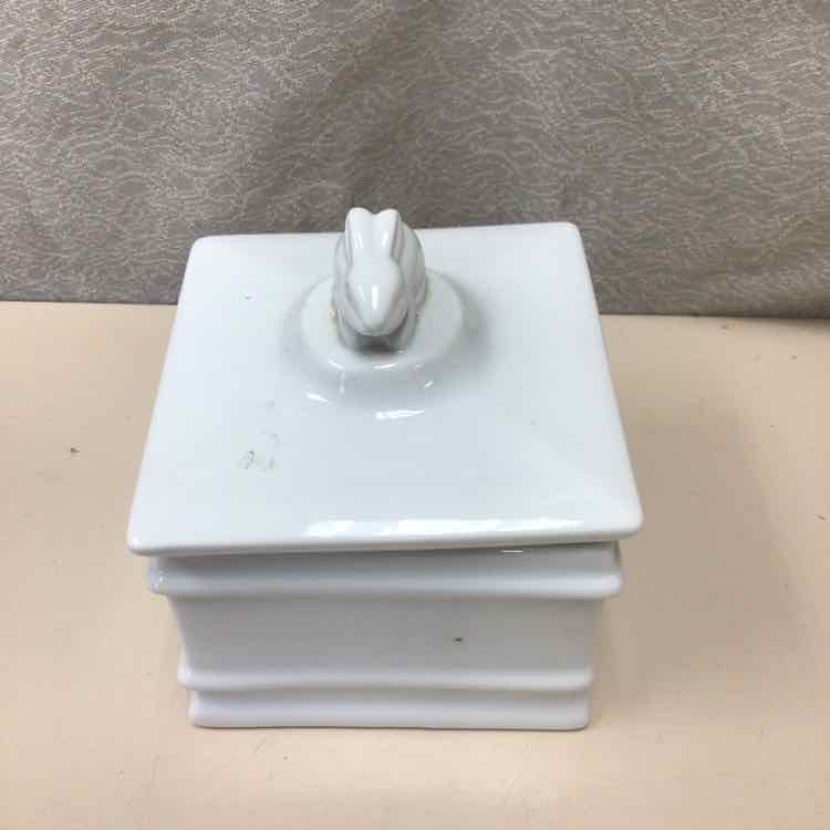 WHITE CERAMIC LIDDED CONT
