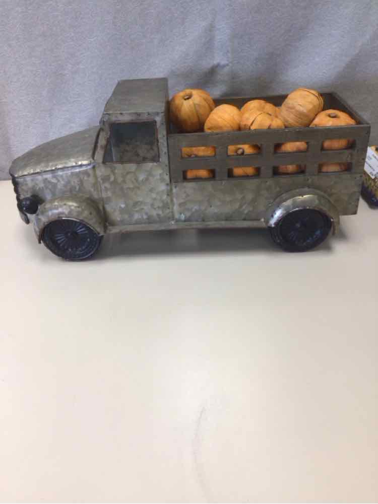 METAL TRUCK W/PUMPKINS