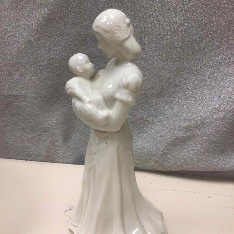 CREAM MOTHER/CHILD STATUE