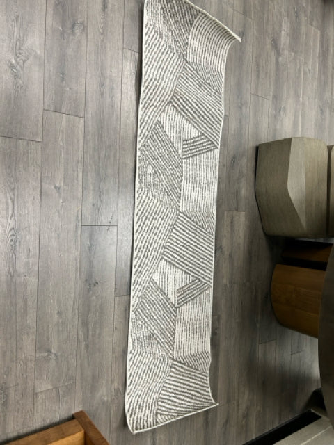 CREAM WHITE RUNNER