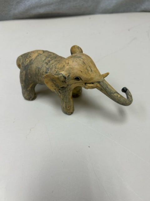 TAN CRUSHED OYSTER SHELLS ELEPHANT