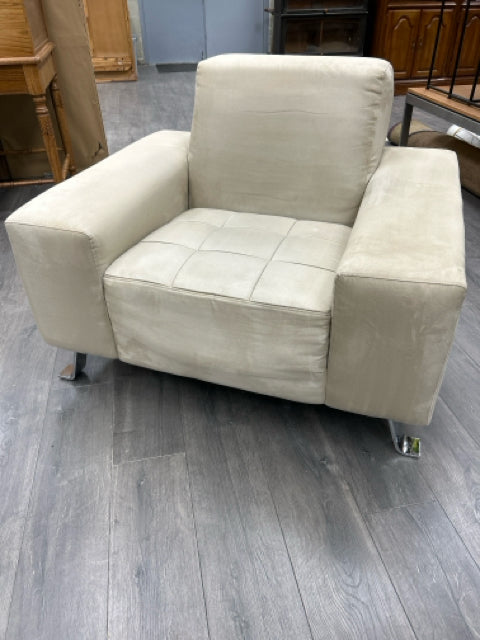 BEIGE CHAIR W/METAL LEGS