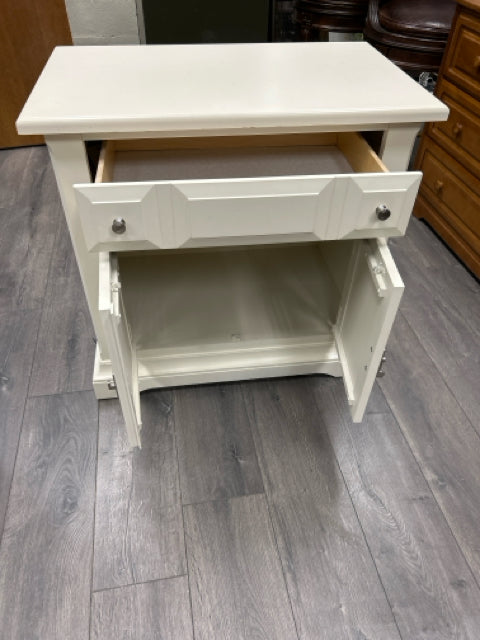 WHITE NIGHTSTAND W/DRAWER & CABINET
