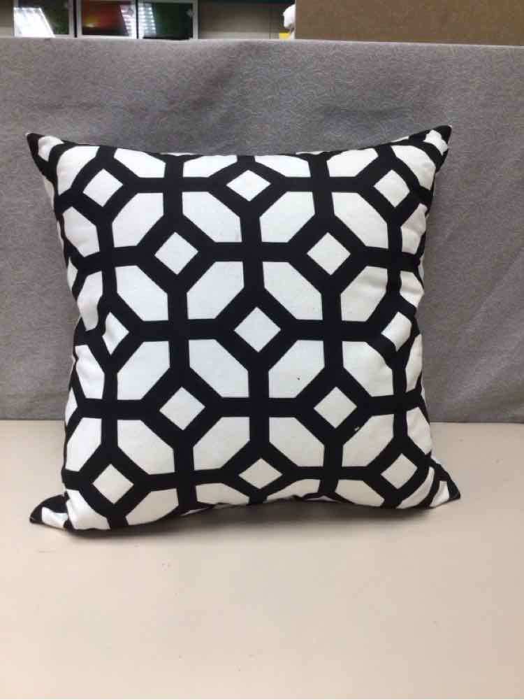 BLACK/WHITE DESIGN THROW PILLOW