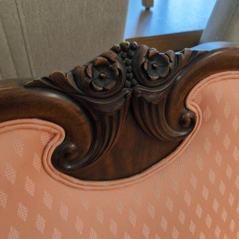 ANTIQUE PINK LOVESEAT