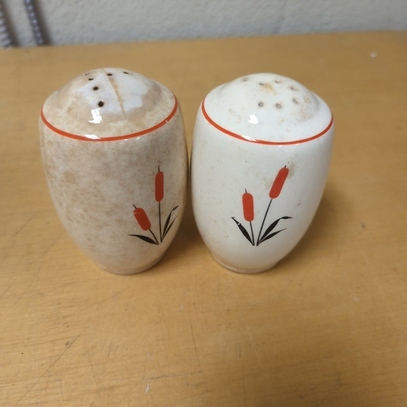 VINTAGE CAT TAIL S & P SHAKERS