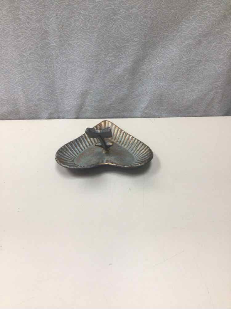 GOLD IRON HEART ARROW DISH