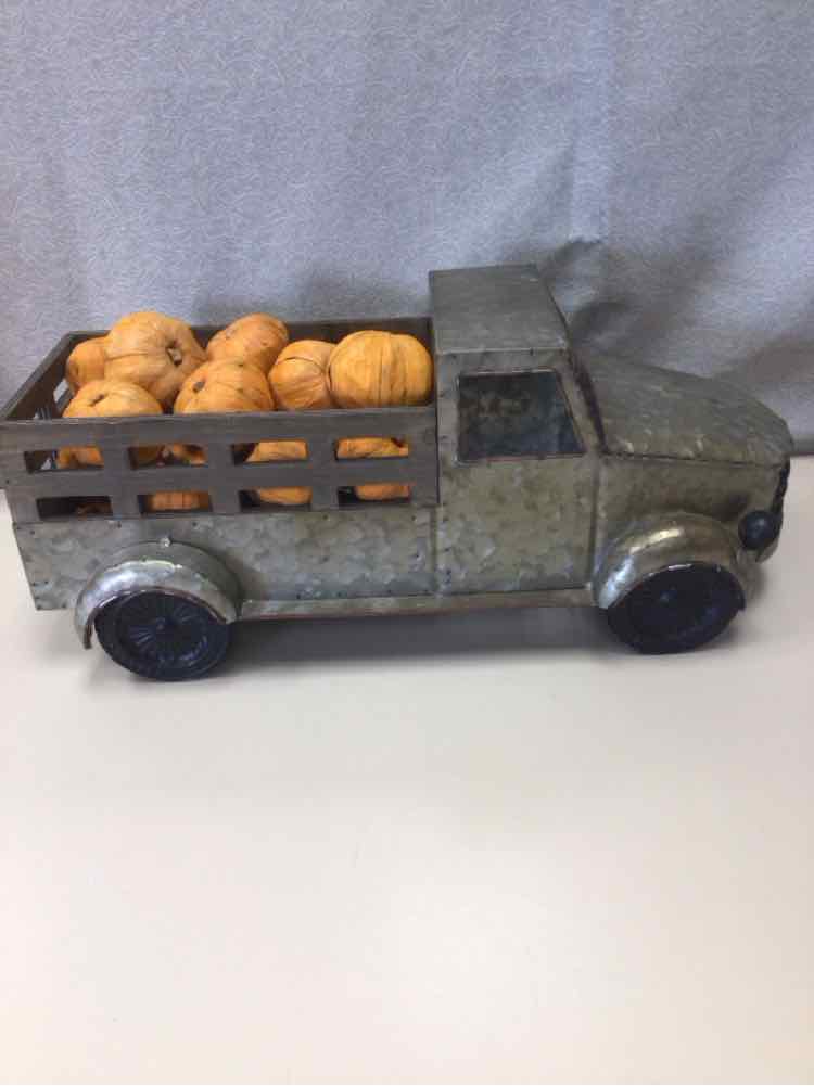 METAL TRUCK W/PUMPKINS