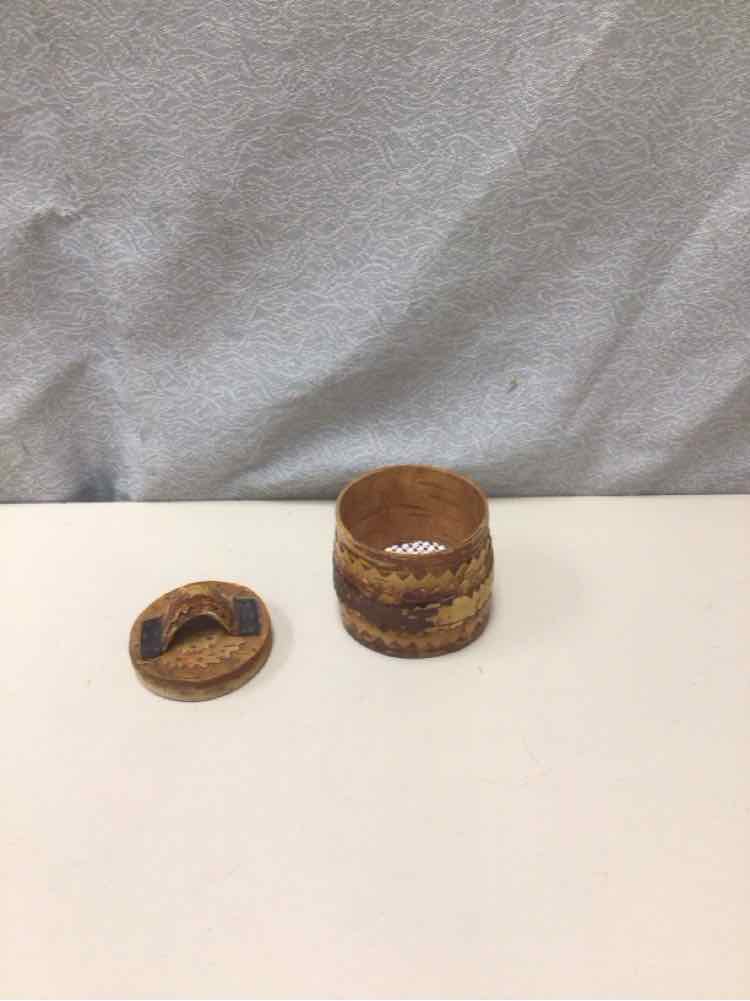 SMALL WOODEN POT W/LID