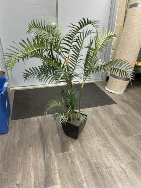 FAUX FERN IN BLACK PLANTER