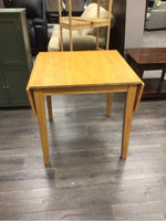 LIGHT BROWN DINING TABLE WITH 2 DROP LEAFS