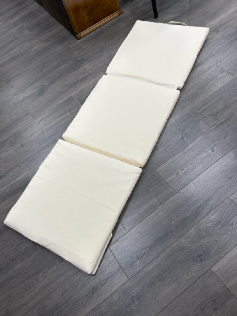 WHITE LOUNGER CUSHION