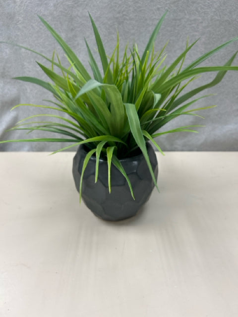 FAUX GRASS IN GEOMETRIC PLANTER