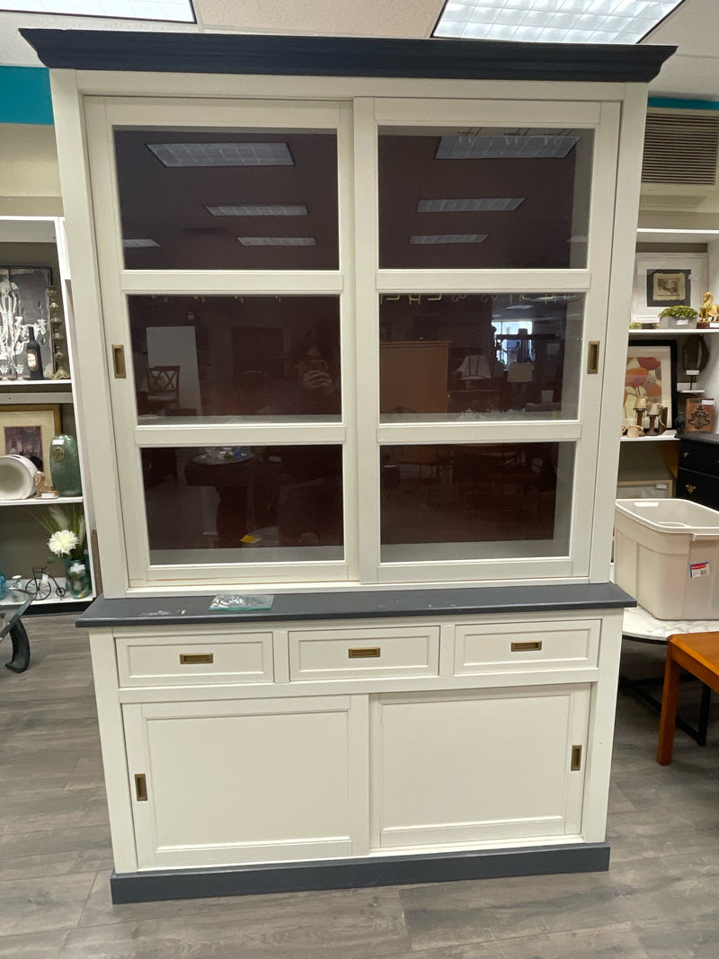 WHITE SLIDING DOORS CABINET