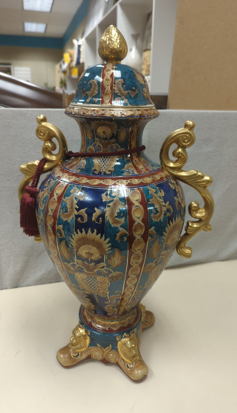 ORNATE LIDDED CHINESE VASE