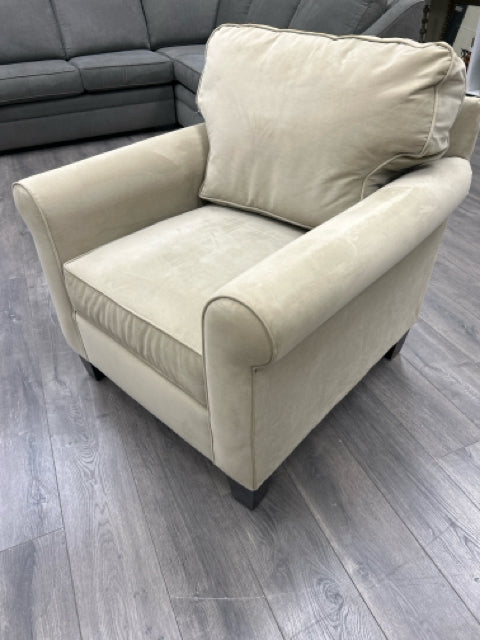 CREAM UPHOL ARMCHAIR