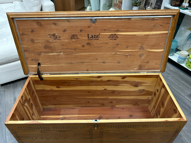 OAK CEDAR CHEST W/KEY