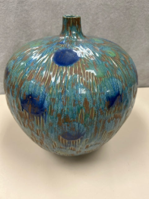 LARGE BLUE DOTTED VASE