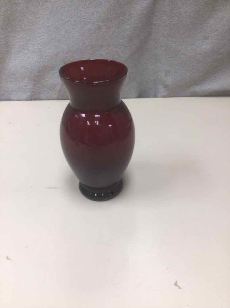 SHORT RED GLASS VASE