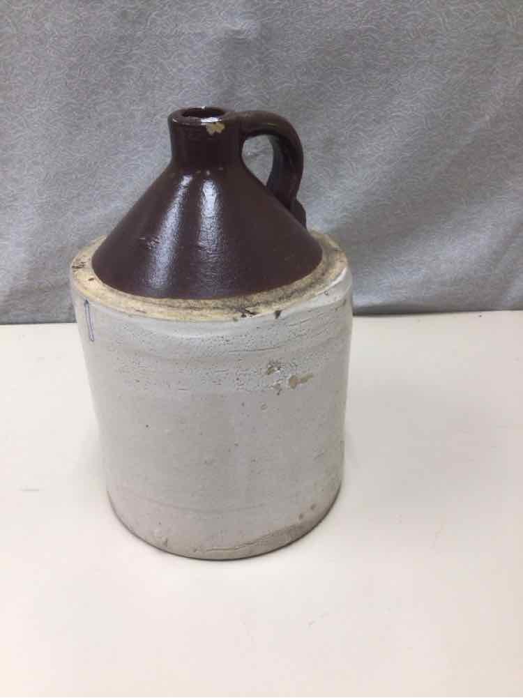 BROWN/CREAM CROCK W/HANDLE