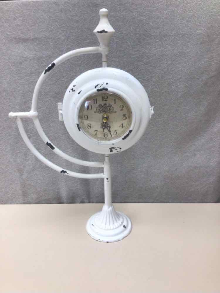 WHITE DISTRESSED LOOK CLOCK