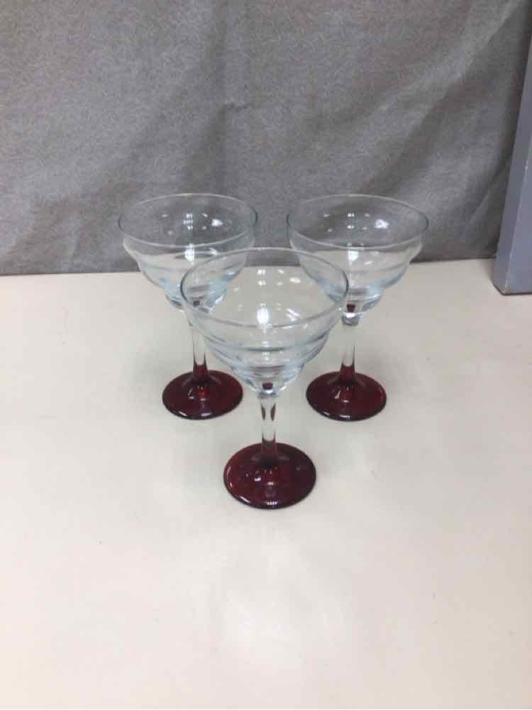 CLEAR GLASS WINE GLASSES W/RED BOTTOM