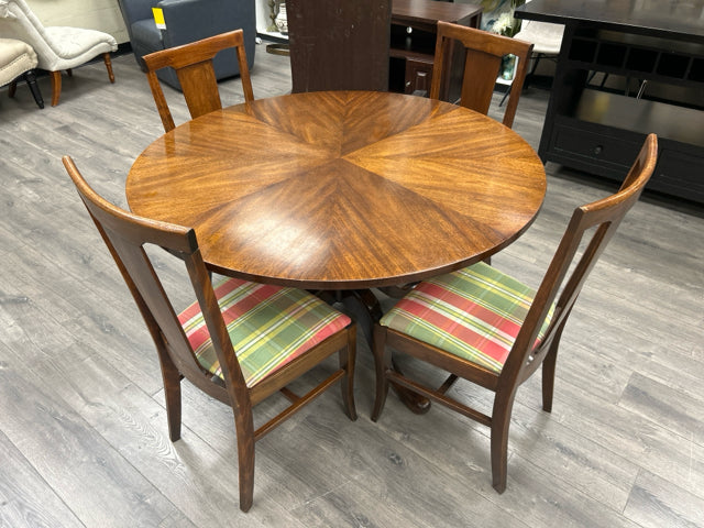 CHERRY PEDESTAL ROUND TABLE W/4 CHAIRS