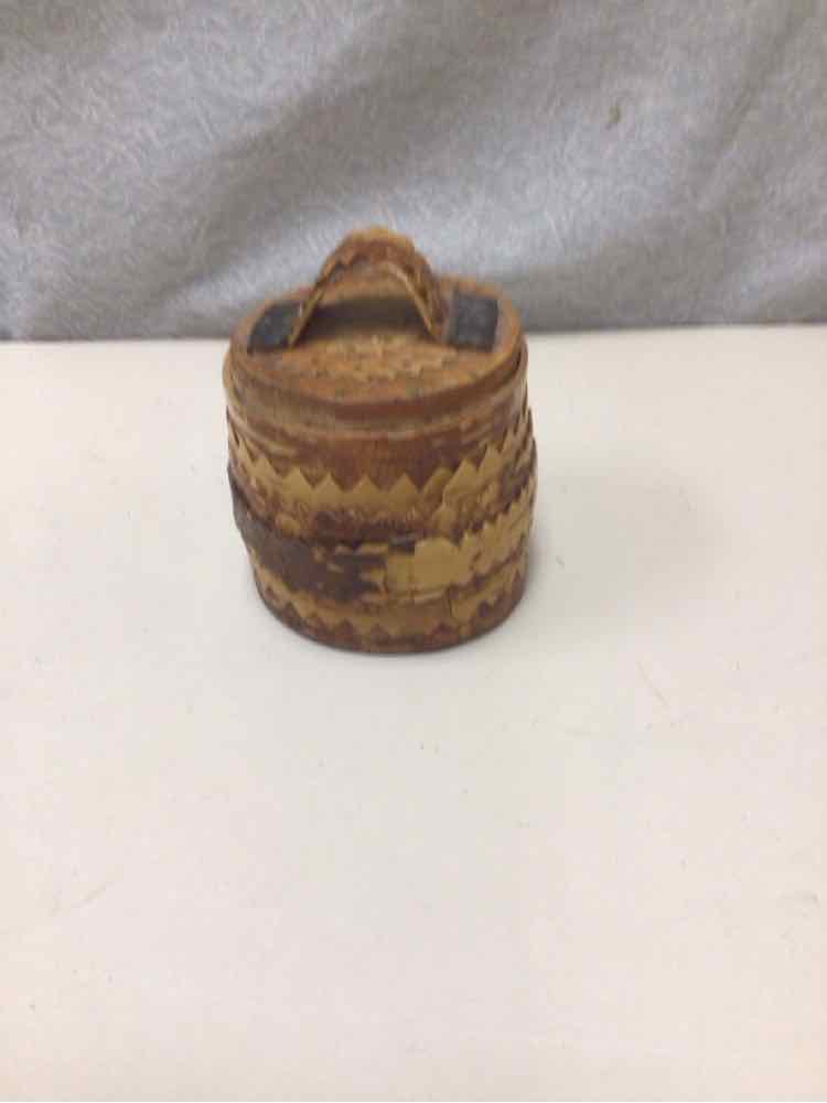 SMALL WOODEN POT W/LID