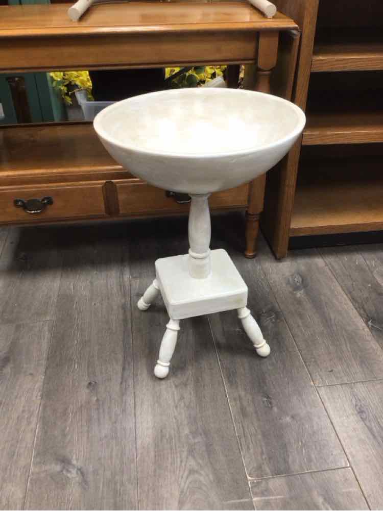 WHITE WOOD FLOWER DISPLAY HOLDER