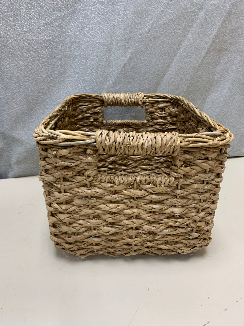 TAN SEA GRASS WOVEN BASKET