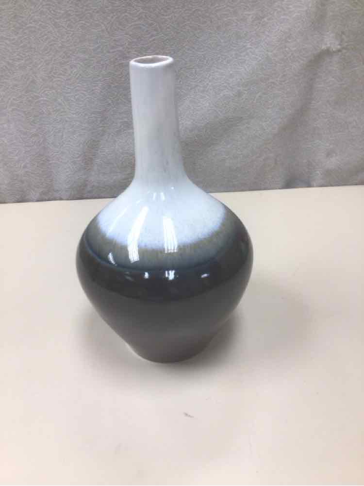 WHITE/BLACK CERAMIC VASE