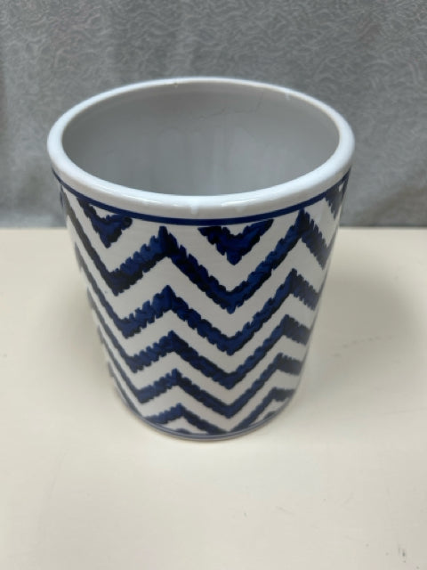 BLUE WHITE CERAMIC CROC