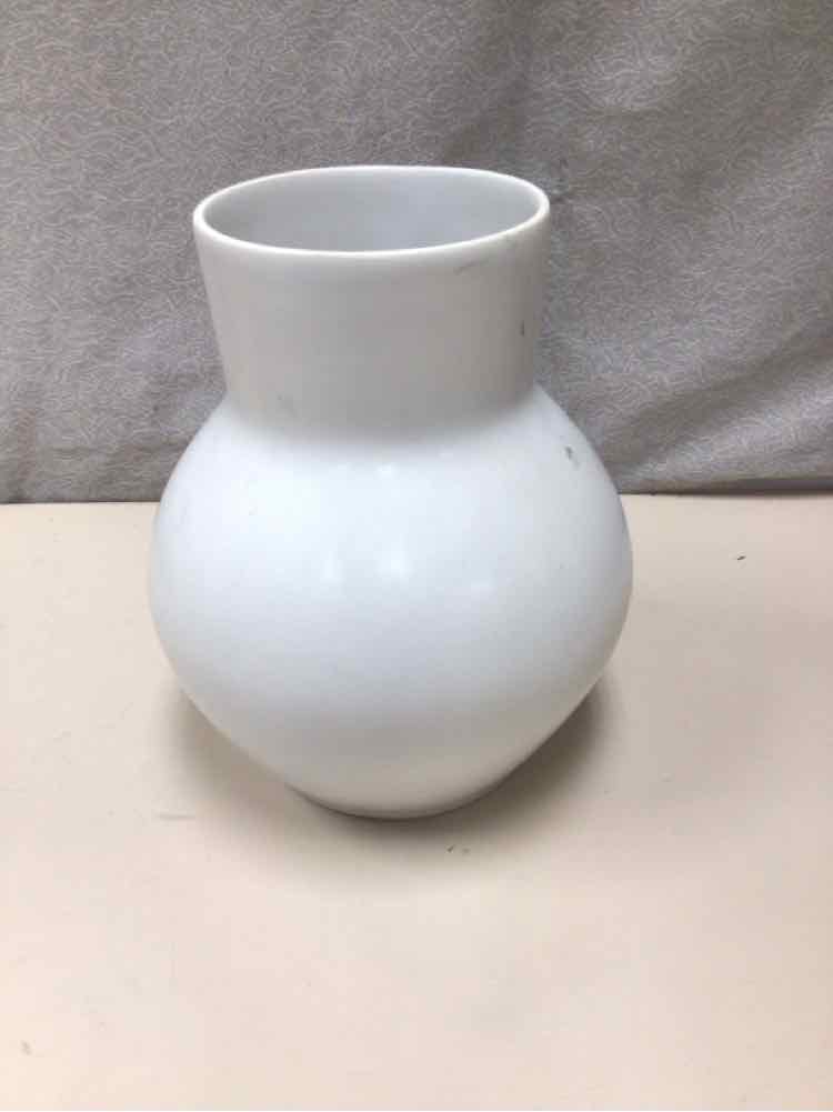 WHITE CURVED VASE