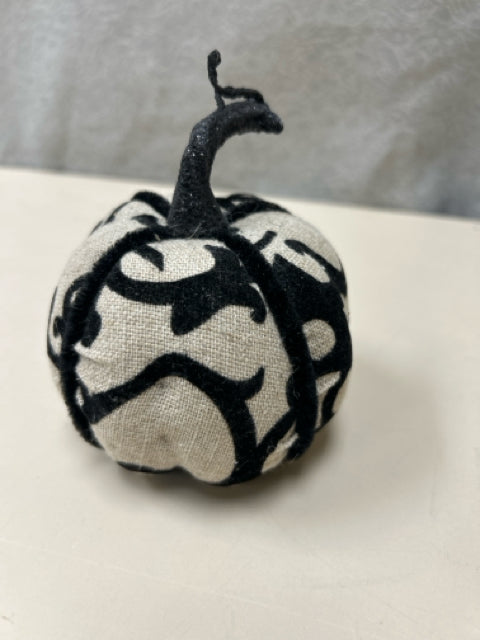 BLACK/WHITE ORNATE PUMPKIN