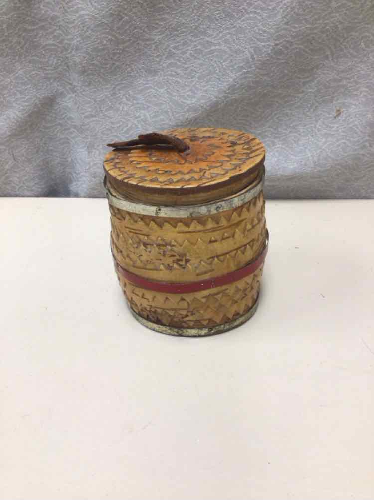 SMALL WOODEN/METAL POT W/LID