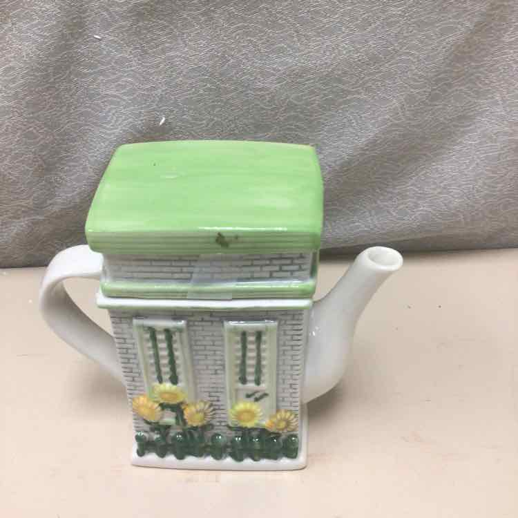 WHITE YELLOW BUILDING TEA POT