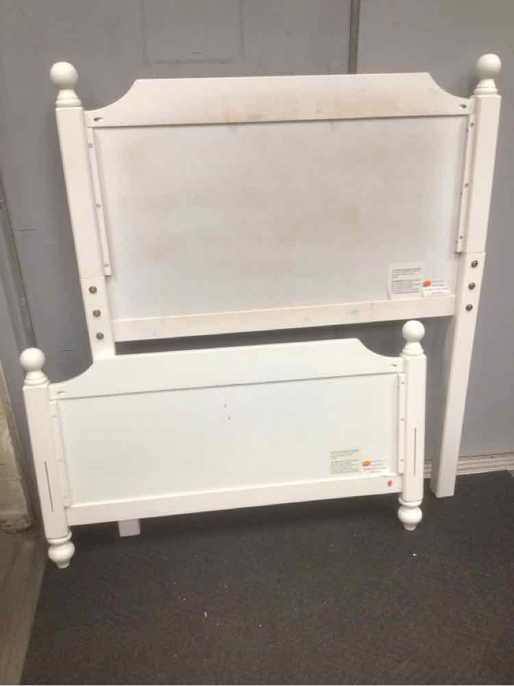WHITE TWIN HEADBOARD/FOOTBOARD