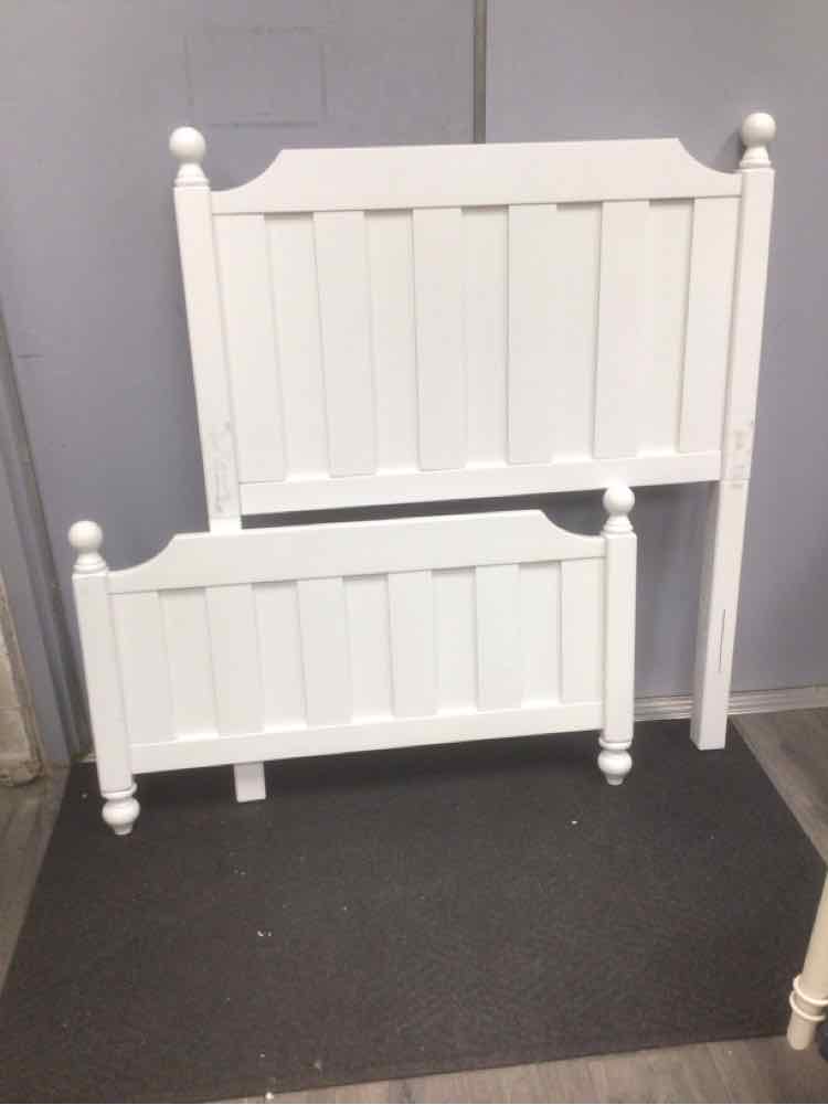 WHITE TWIN HEADBOARD/FOOTBOARD