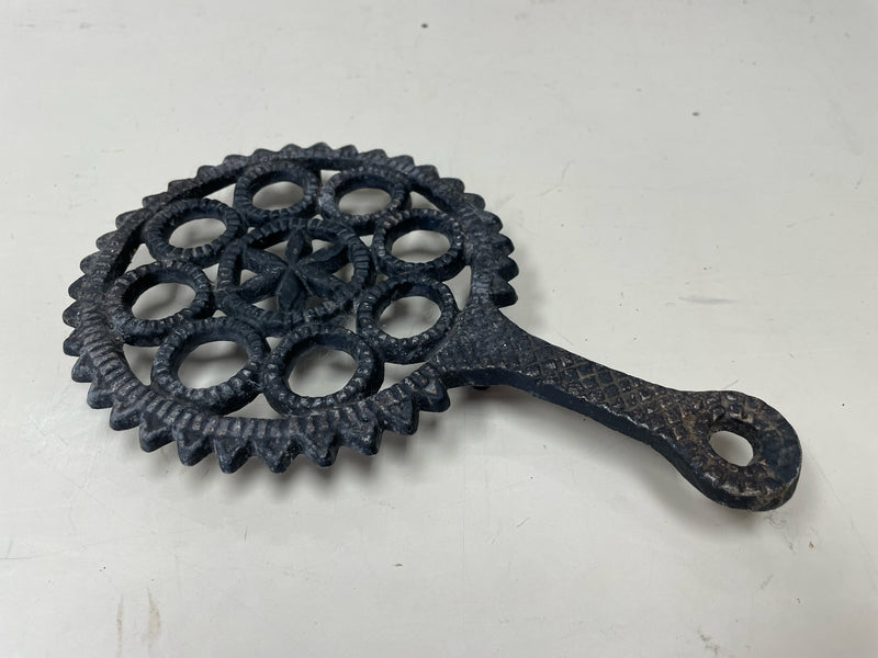 BLACK IRON TRIVET W/HANDLE