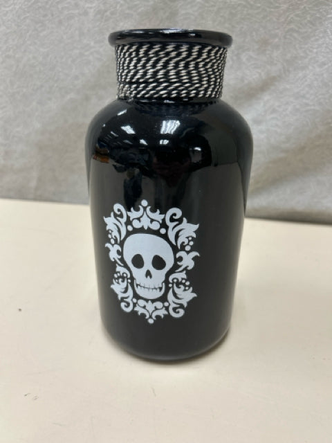 LARGE BLACK BOTTLE W/SKULL
