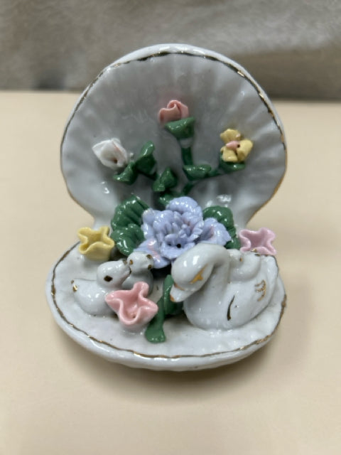 WHITE CLAM W/CERAMIC SWANS